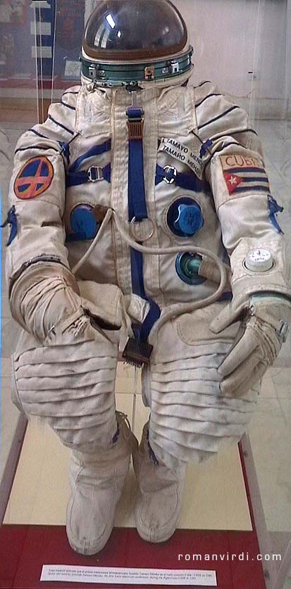 The plaque says 'Space suit used by Arnaldo Tamayo Mñndez, the first Latin American Cosmonaut, during the flight Cuba-USSR in 1980'