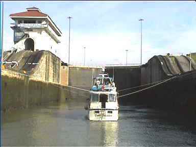 A small boat it tied with ropes to survive water turbulence during lock flooding