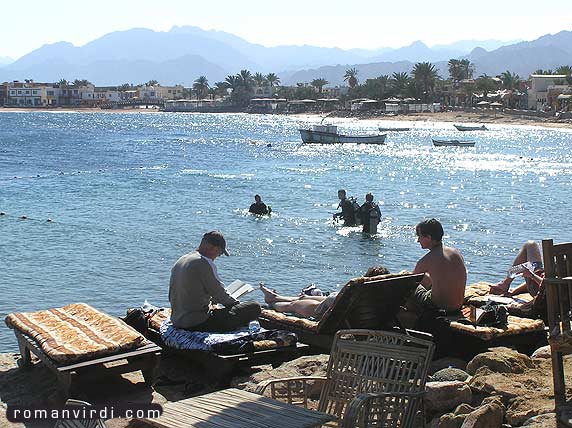 The bay of Dahab. Dahab is much more laid back compared to Sharm, and seems to have less infrastructure and of a less westernized standard. And Dahab is windy! Quite a few wind surfers were in the water, while here you see some divers entering the water.