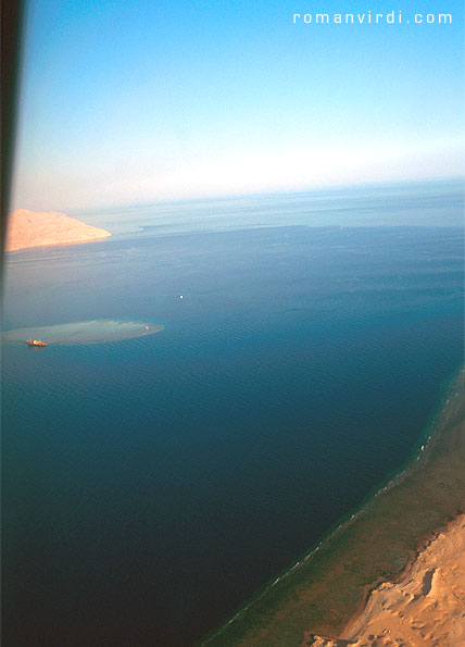Gulf of Aqaba: The straits of Tiran from the air, here with Gordon reef and the wreck of the Louilla 